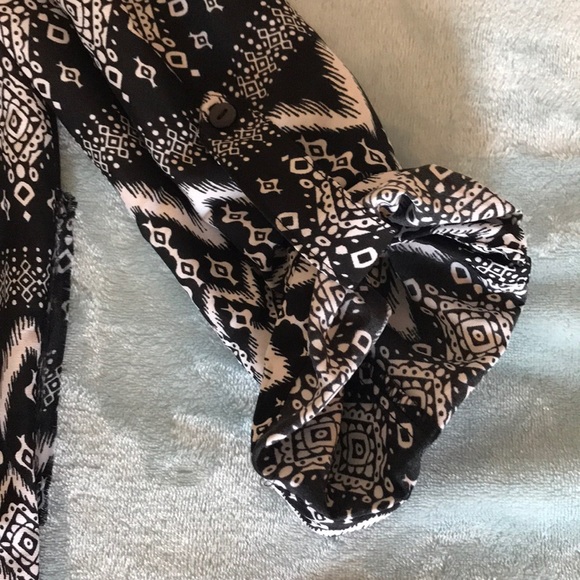 Black and White Pattern Blouse - Picture 3 of 4